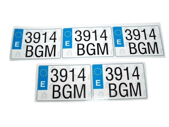 Matrícules autoadhesives per parafangs mesures 6,50cm X 5 cm, enviar número per poder fabricar.