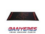 Alfombra original Montesa Honda material 50/50 de poliéster y PVC. Medida 2000mm x 1000mm. Diseño Montesa en rojo y negro.