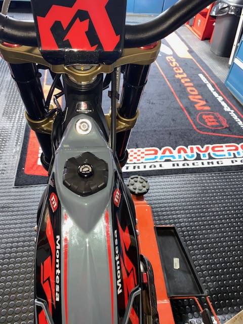 Tapón de avional mecanizado varios colores  para acoplar a los tapones de gasolina de Montesa 4RT. - Imagen 4